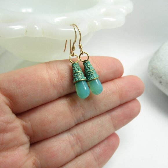 Uranium glass cone drop earrings - Picture 13 of 14